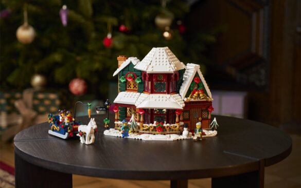 Les cloches dorées, le houx sur la façade et les chaussettes accrochées à la cheminée : tout Noël tient dans LEGO La maison des Fêtes, nostalgie incluse.