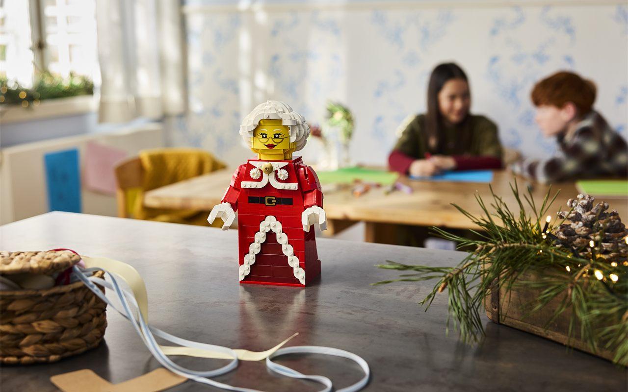 La minifigurine LEGO de la Mère Noël grand format posée sur une table