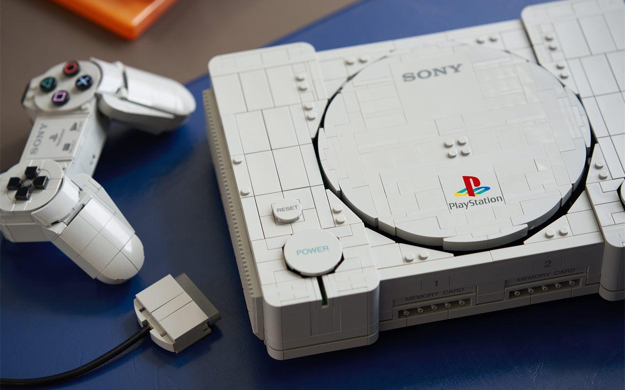 La console LEGO PlayStation de trois quarts, avec RESET, POWER et les lecteurs de cartes mémoire