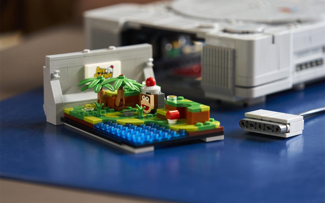 Le diorama Ape Escape avec son palmier et la tête casquée du singe