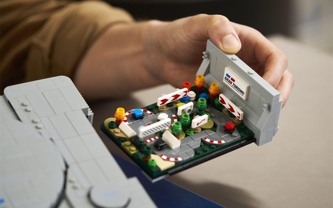 Le diorama Gran Turismo en briques sorti de la console, avec son portique à damier