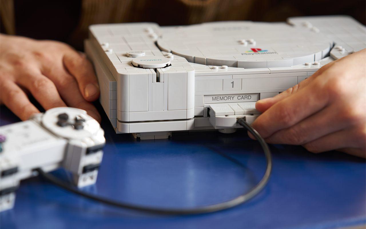 La fiche de la manette en briques s'enfonce dans le port avant de la console