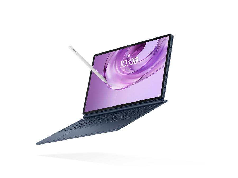 La Lenovo Yoga Tab Plus Gen 2 en Cosmic Blue, avec son stylet et son clavier