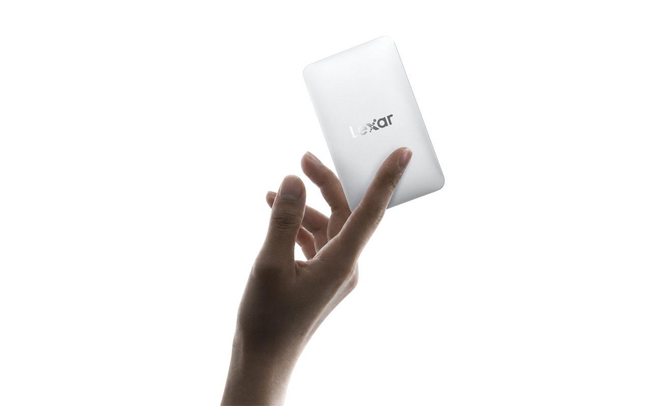 Le disque Lexar Muse Ultra-Slim tenu droit, fin comme une carte