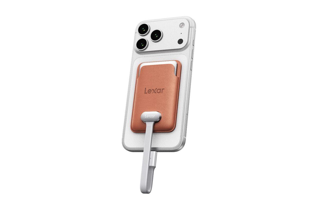 Le Lexar Muse Ultra-Slim fixé au dos d'un iPhone avec le câble SnapLink