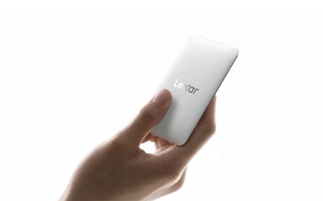 Le Lexar Muse Ultra-Slim posé dans la paume, logo en face avant