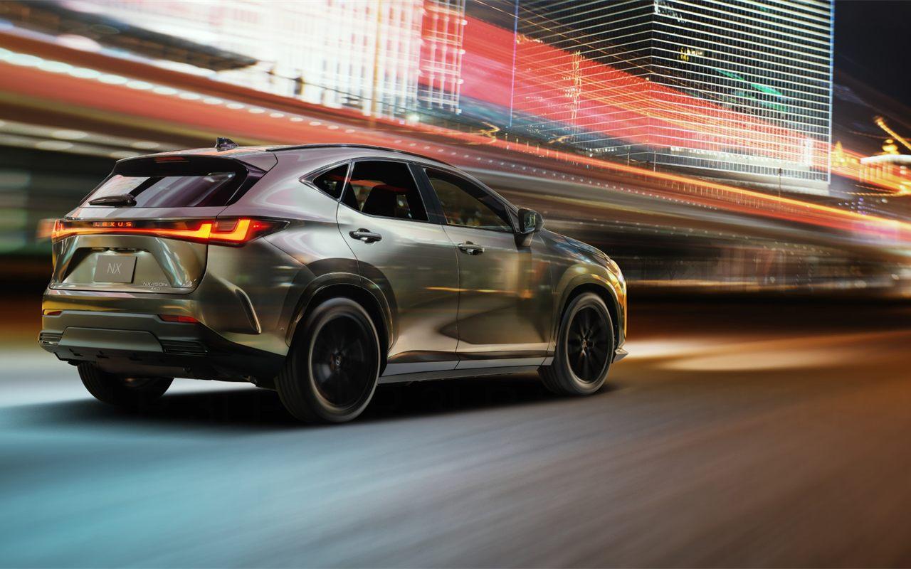 Le Lexus NX 450h+ en mouvement de nuit, signature lumineuse arrière allumée