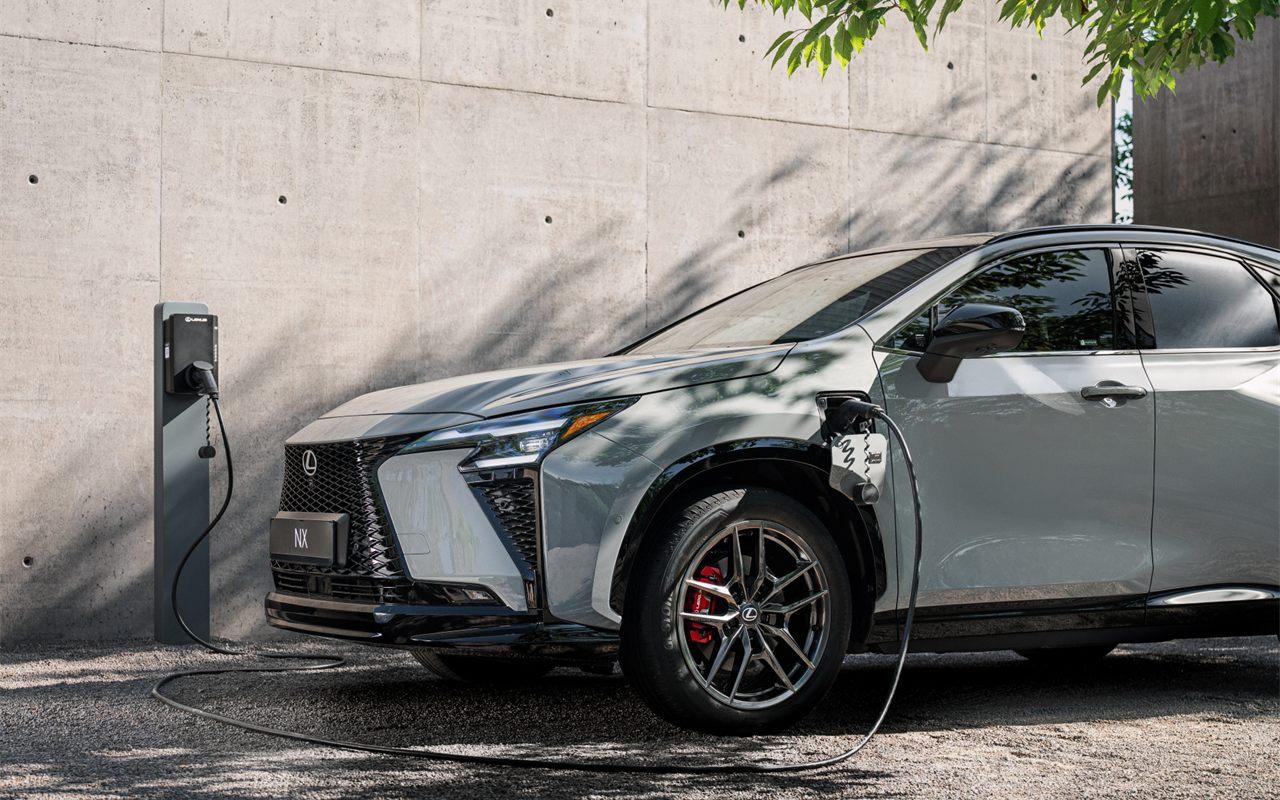 Le Lexus NX 450h+ branché à une borne de recharge