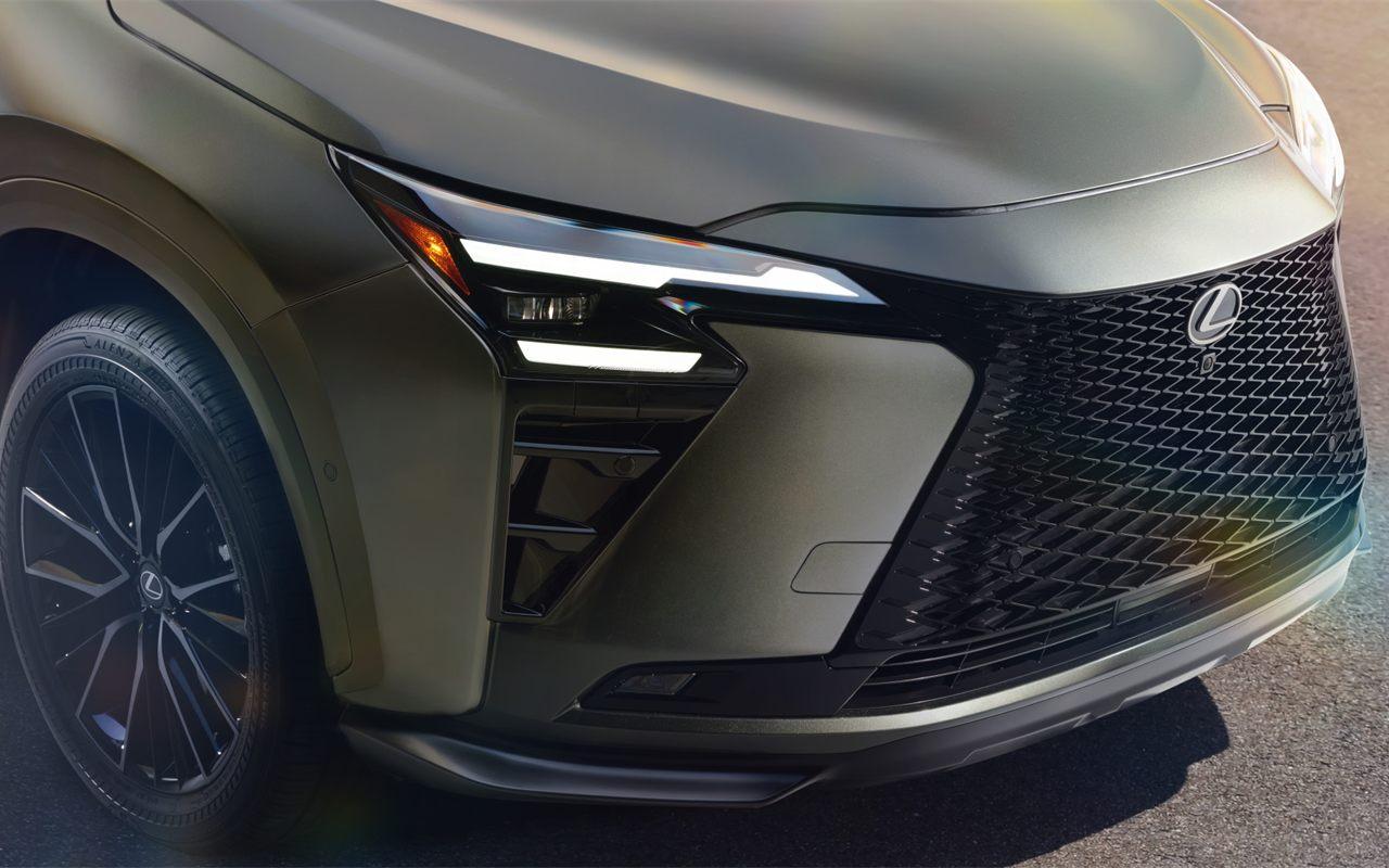 Calandre trapézoïdale sans cadre et projecteur à LED du Lexus NX