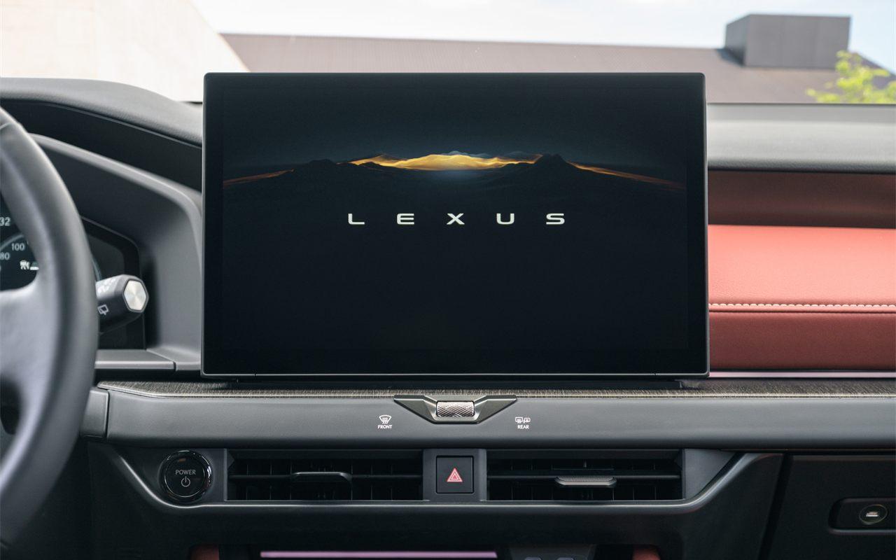 Écran multimédia et éclairage d'ambiance de l'habitacle du Lexus NX