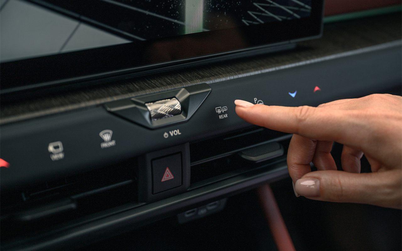 Les commandes Hidden Switches du Lexus NX illuminées sous le doigt du conducteur