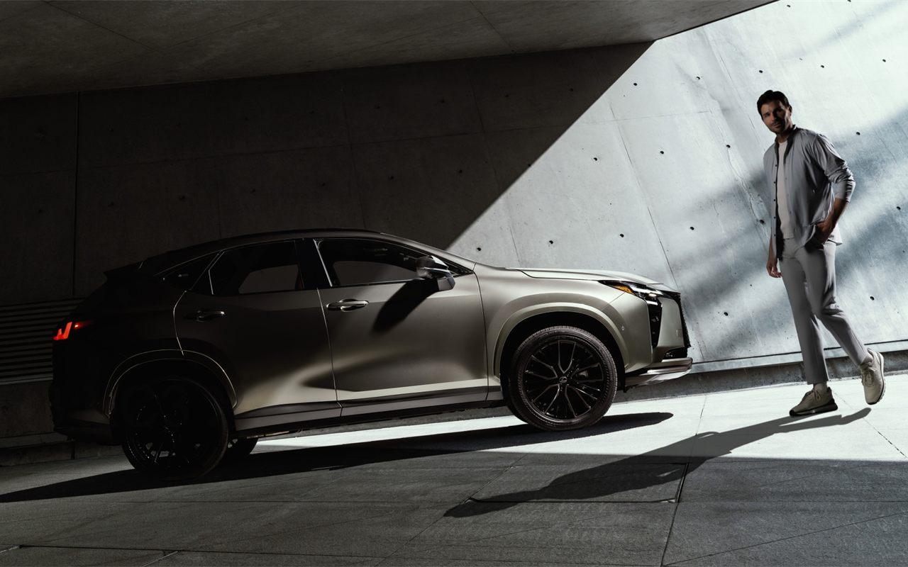 Profil du Lexus NX restylé, silhouette allongée de trois centimètres