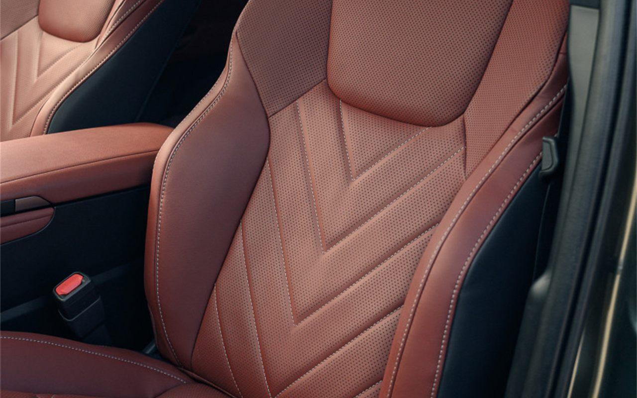 Sellerie rouge matelassée des sièges avant du Lexus NX