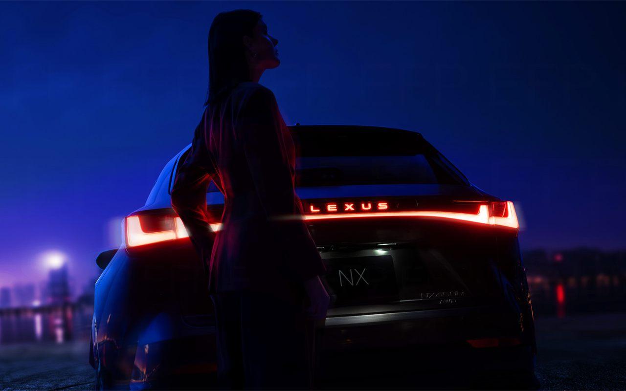 Signature lumineuse arrière du Lexus NX allumée de nuit, lettrage LEXUS éclairé