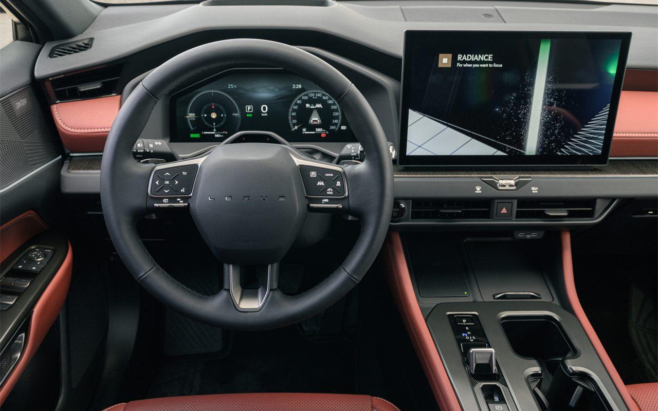 Tableau de bord horizontal du Lexus NX avec l'écran multimédia de 14 pouces