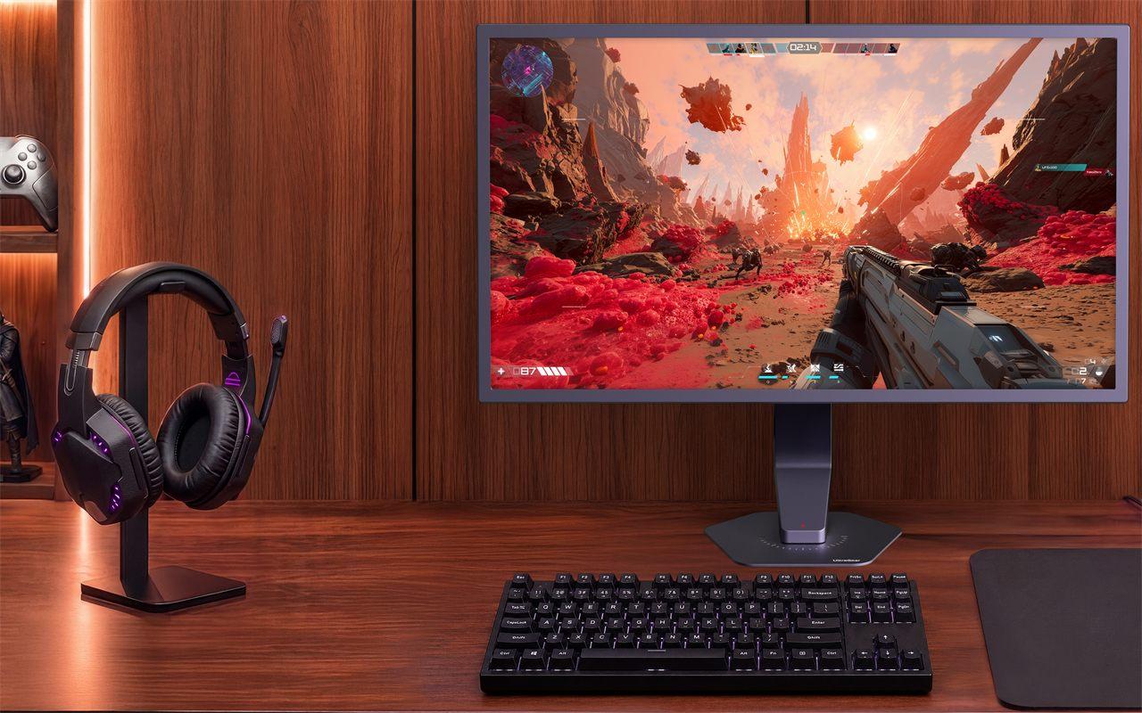 Le pied compact du LG UltraGear 25G590B sur un bureau en bois, à côté d'un casque de jeu