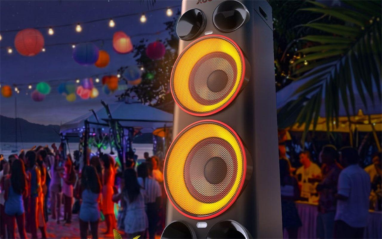 Le LG xboom Power 9000 allumé lors d'une fête en extérieur, le soir