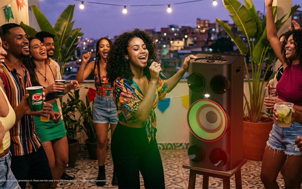 Une femme chante au micro devant une enceinte LG xboom Power allumée, entourée d'amis sur une terrasse