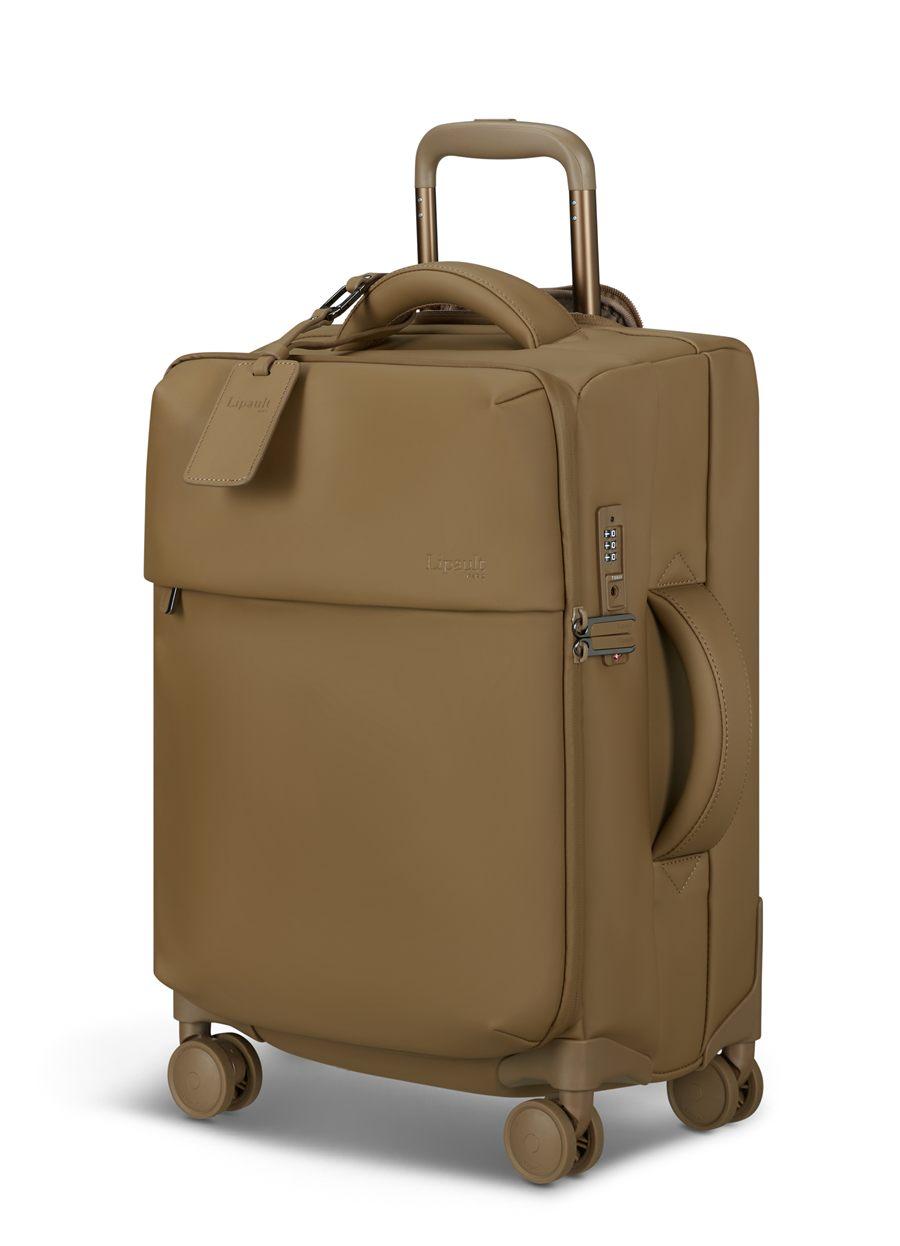 Valise cabine Lipault en Golden Mud avec son étiquette à bagage assortie