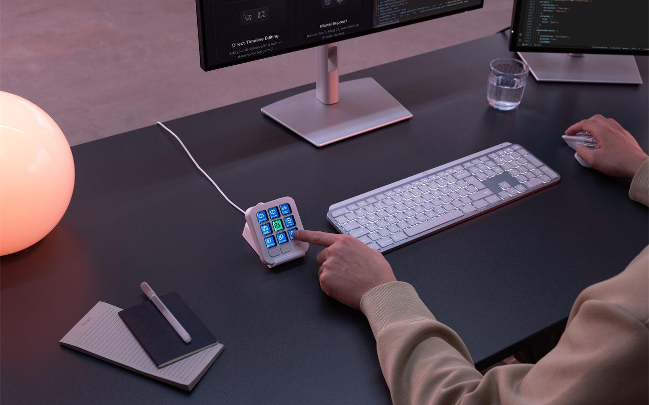 Le Logitech MX Keypad en coloris Gris Pâle, touches allumées sous le doigt
