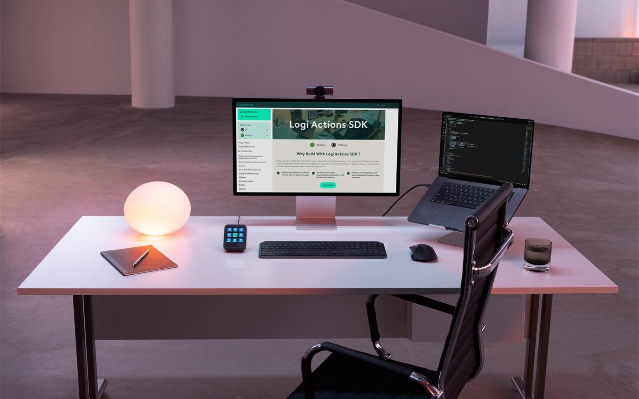 L'écran affiche la documentation du SDK Logi Actions, le MX Keypad sur le bureau