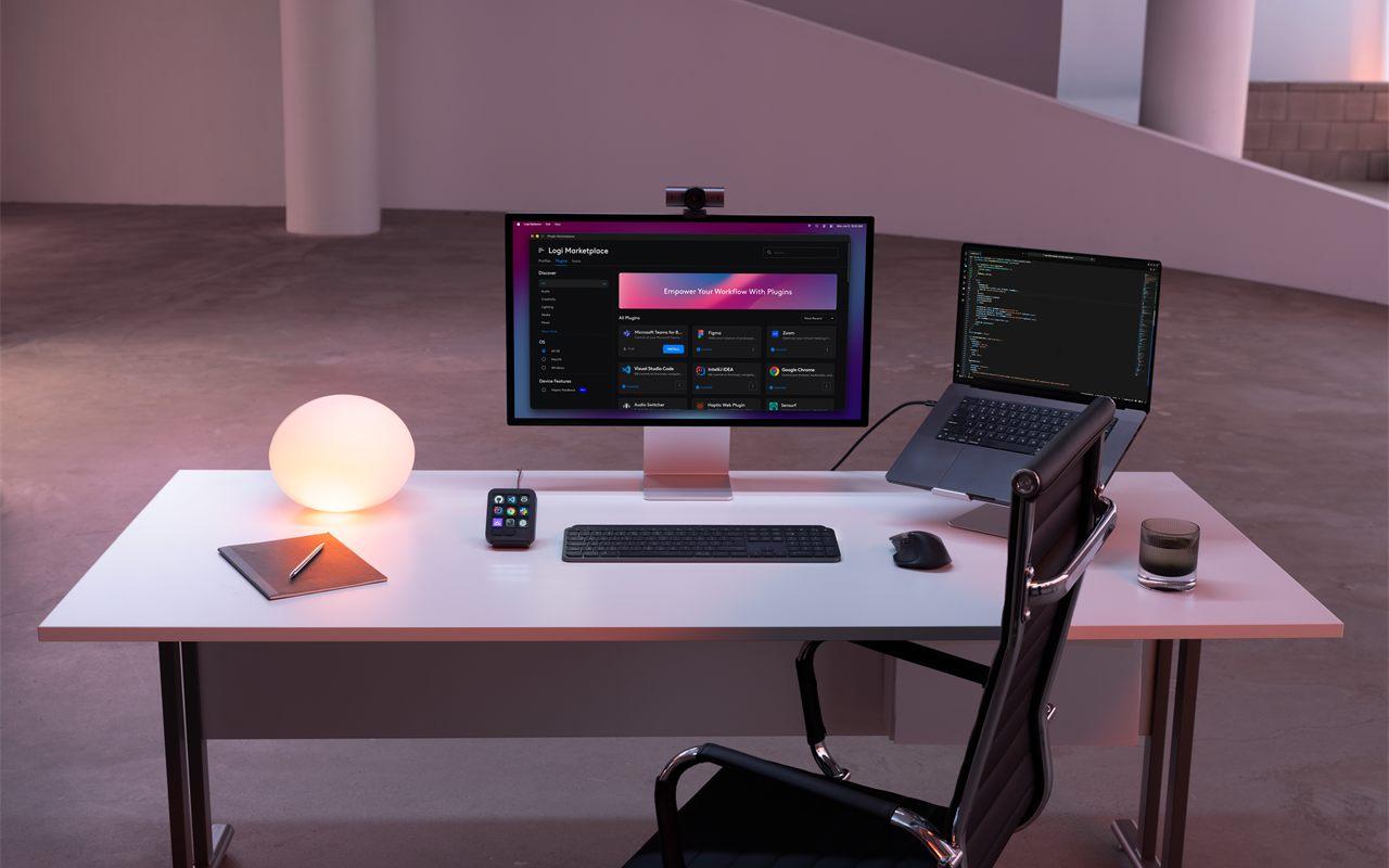 L'écran affiche le Logi Marketplace et ses plugins, le MX Keypad posé devant