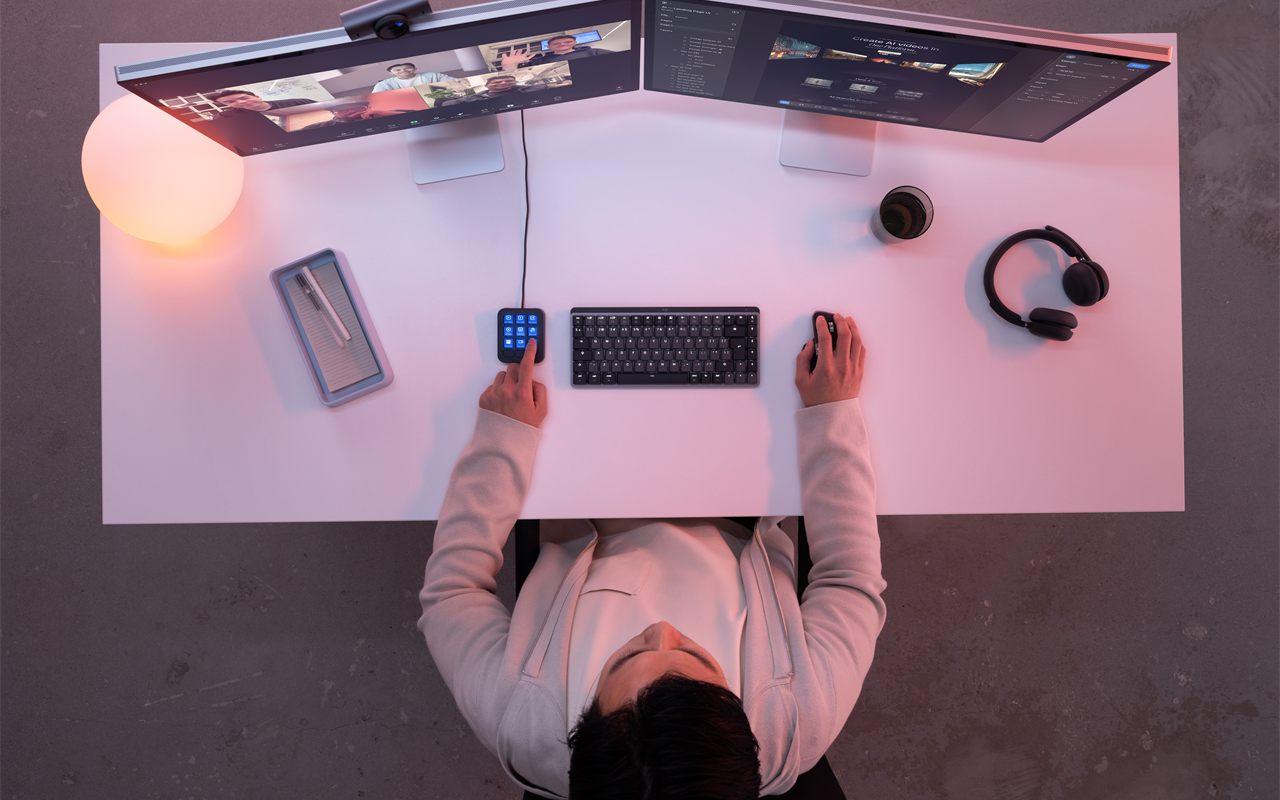 Poste de travail vu de dessus avec le Logitech MX Keypad sous la main gauche