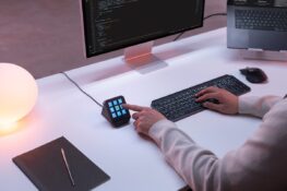 Perdu entre les fenêtres IA et les prompts ? Le Logitech MX Keypad vous promet de simplifier votre vie grâce à un boîtier de raccourcis pensé pour les accros à l&rsquo;IA