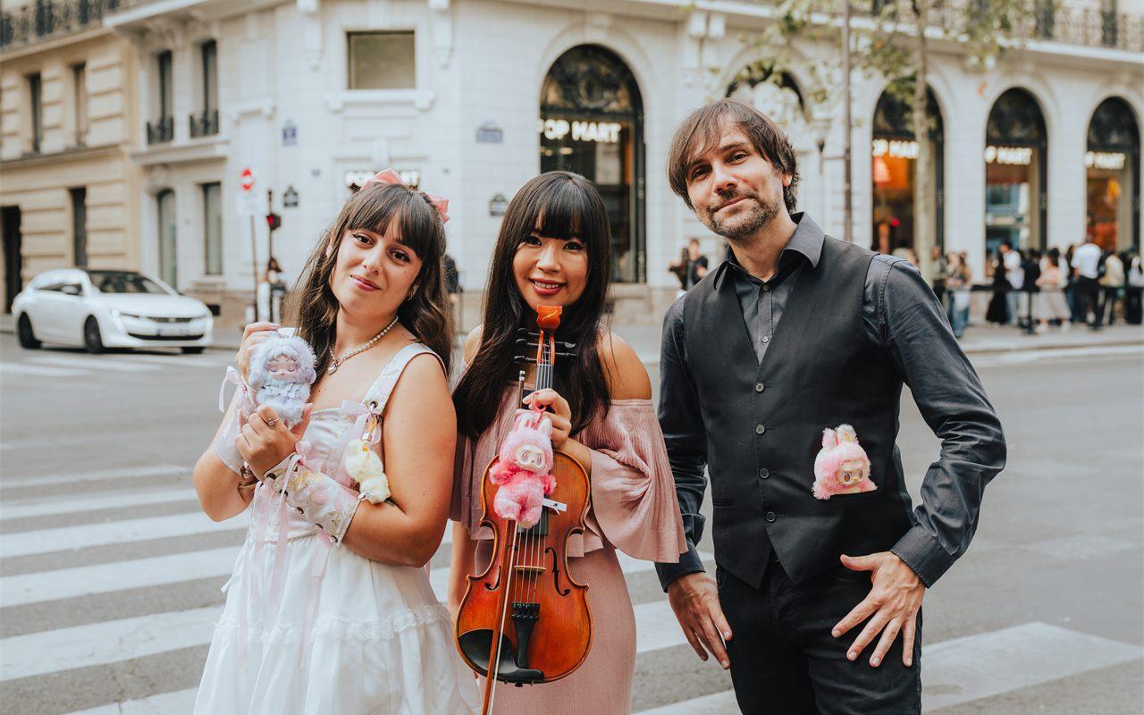 Léa Yuna, Sakura Mousseigne et Eric Artz devant le POP MART Haussmann avec leurs figurines
