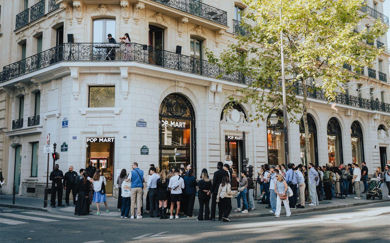 L'immeuble haussmannien du POP MART Paris à l'angle du boulevard, et la file des visiteurs