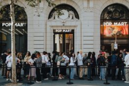 Le Labubu accroché à votre sac a pris ses quartiers entre les Galeries Lafayette et le Printemps, et POP MART y réserve des figurines introuvables ailleurs en Europe.