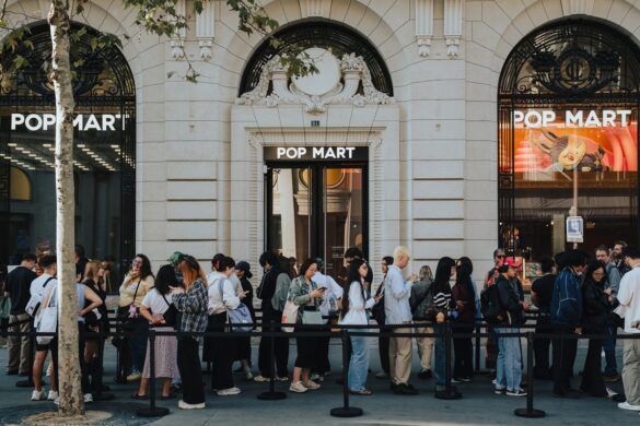 Le Labubu accroché à votre sac a pris ses quartiers entre les Galeries Lafayette et le Printemps, et POP MART y réserve des figurines introuvables ailleurs en Europe.