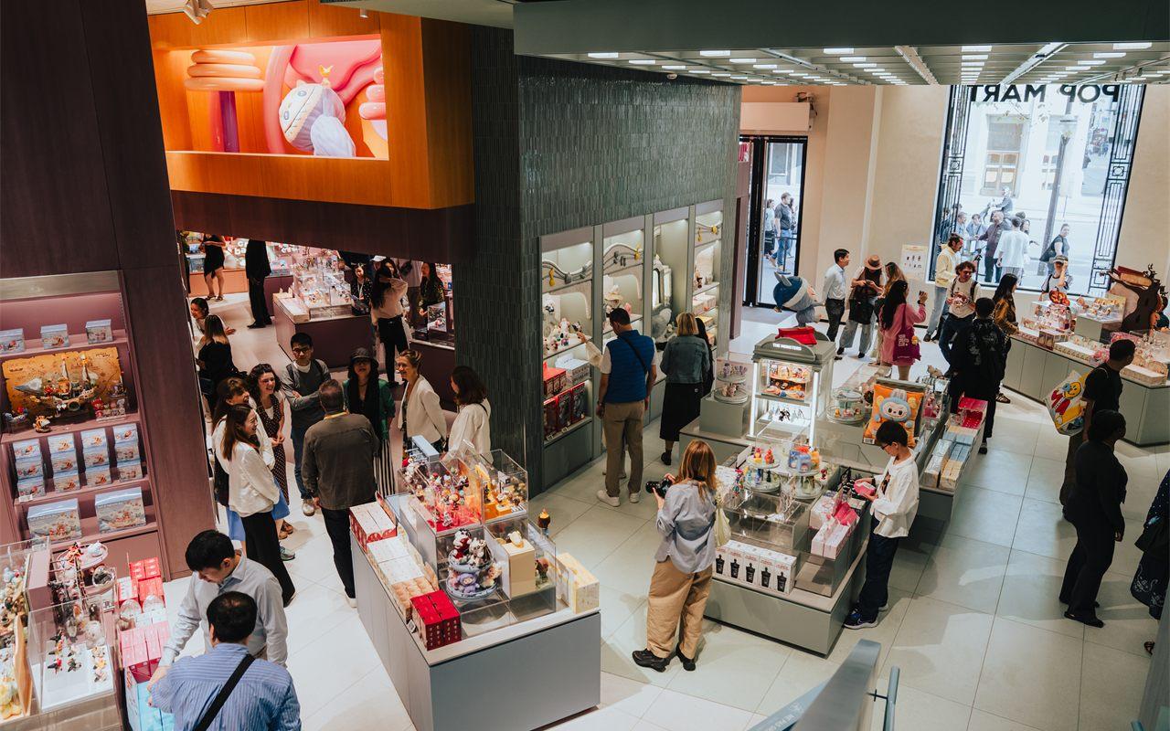 Vue plongeante sur le rez-de-chaussée du POP MART Paris Haussmann rempli de visiteurs