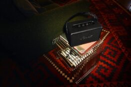 Laiton, cuivre, façade qui capte la lumière, Marshall sort de sa zone de confort et ose l&rsquo;Emberton III et la Kilburn III Pitch Black, pour un look noir intégral.