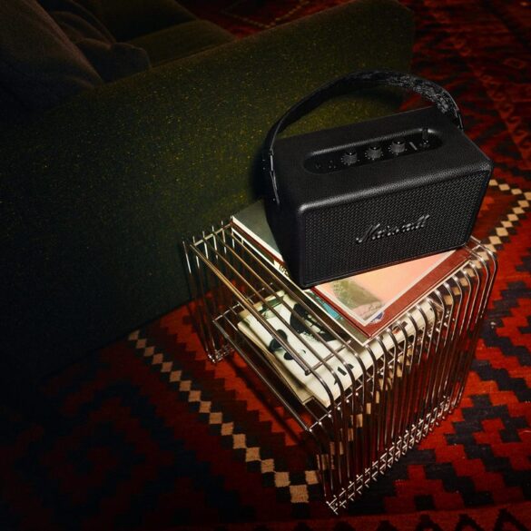 Laiton, cuivre, façade qui capte la lumière, Marshall sort de sa zone de confort et ose l&rsquo;Emberton III et la Kilburn III Pitch Black, pour un look noir intégral.