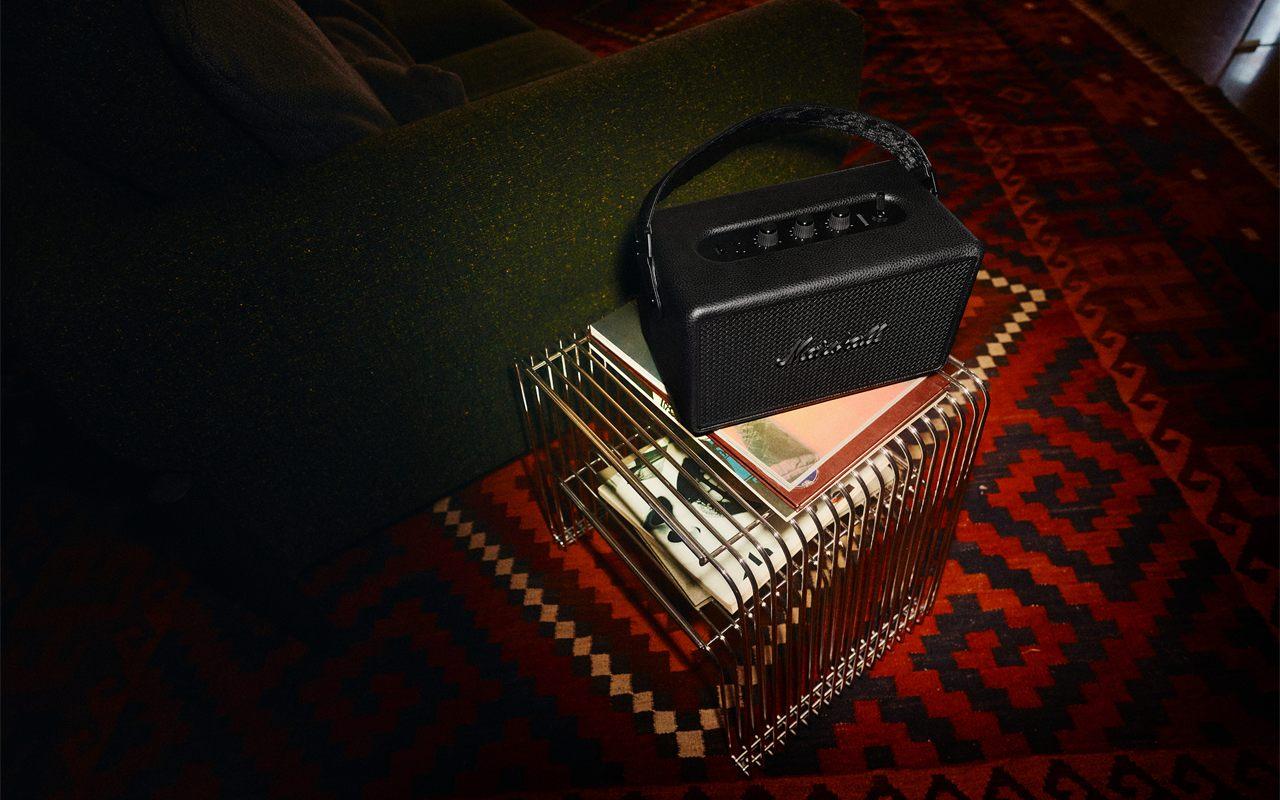 Laiton, cuivre, façade qui capte la lumière, Marshall sort de sa zone de confort et ose l&rsquo;Emberton III et la Kilburn III Pitch Black, pour un look noir intégral.