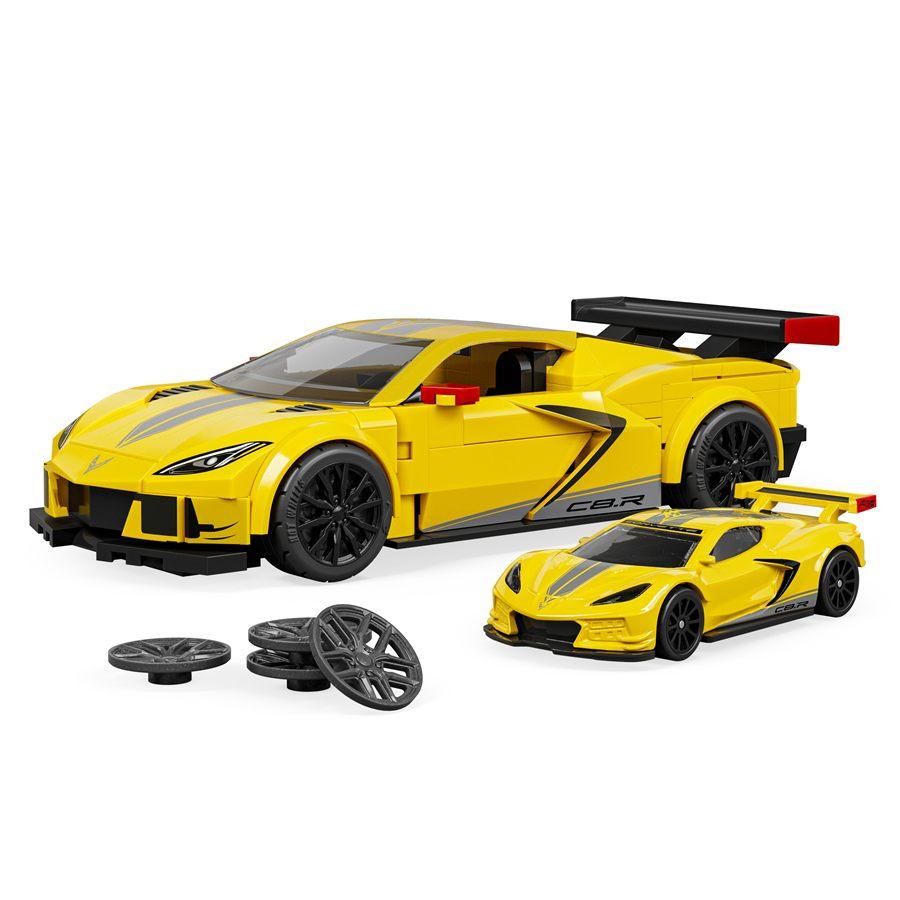 Le coffret Mattel Brick Shop Chevrolet Corvette C8.R jaune et sa miniature