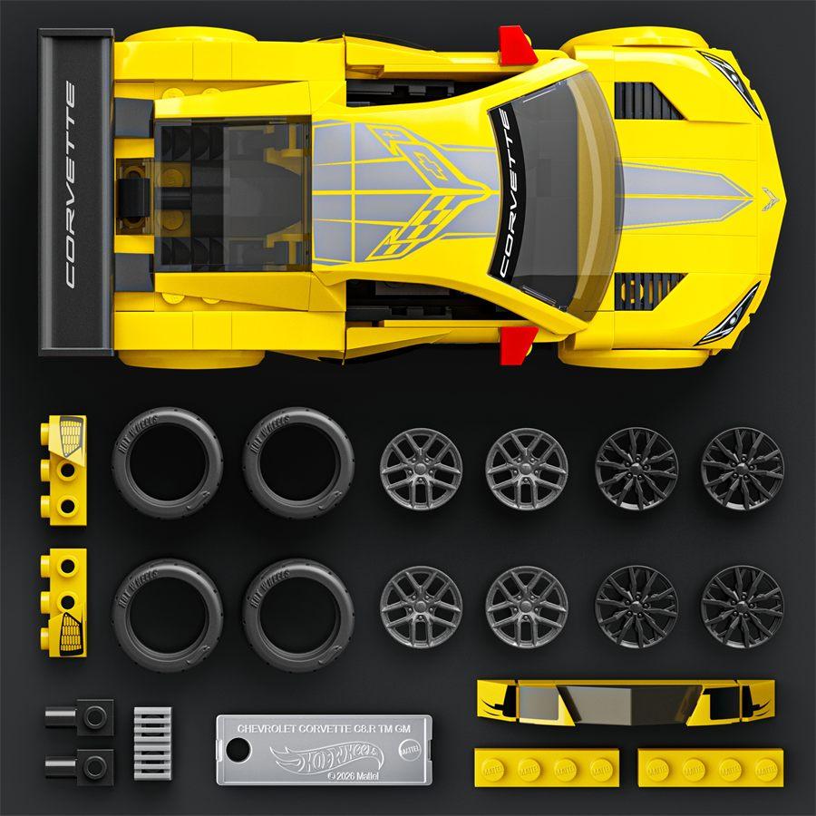 La Chevrolet Corvette C8.R Mattel Brick Shop et ses pièces alignées, dont huit jantes et sa plaque métallique