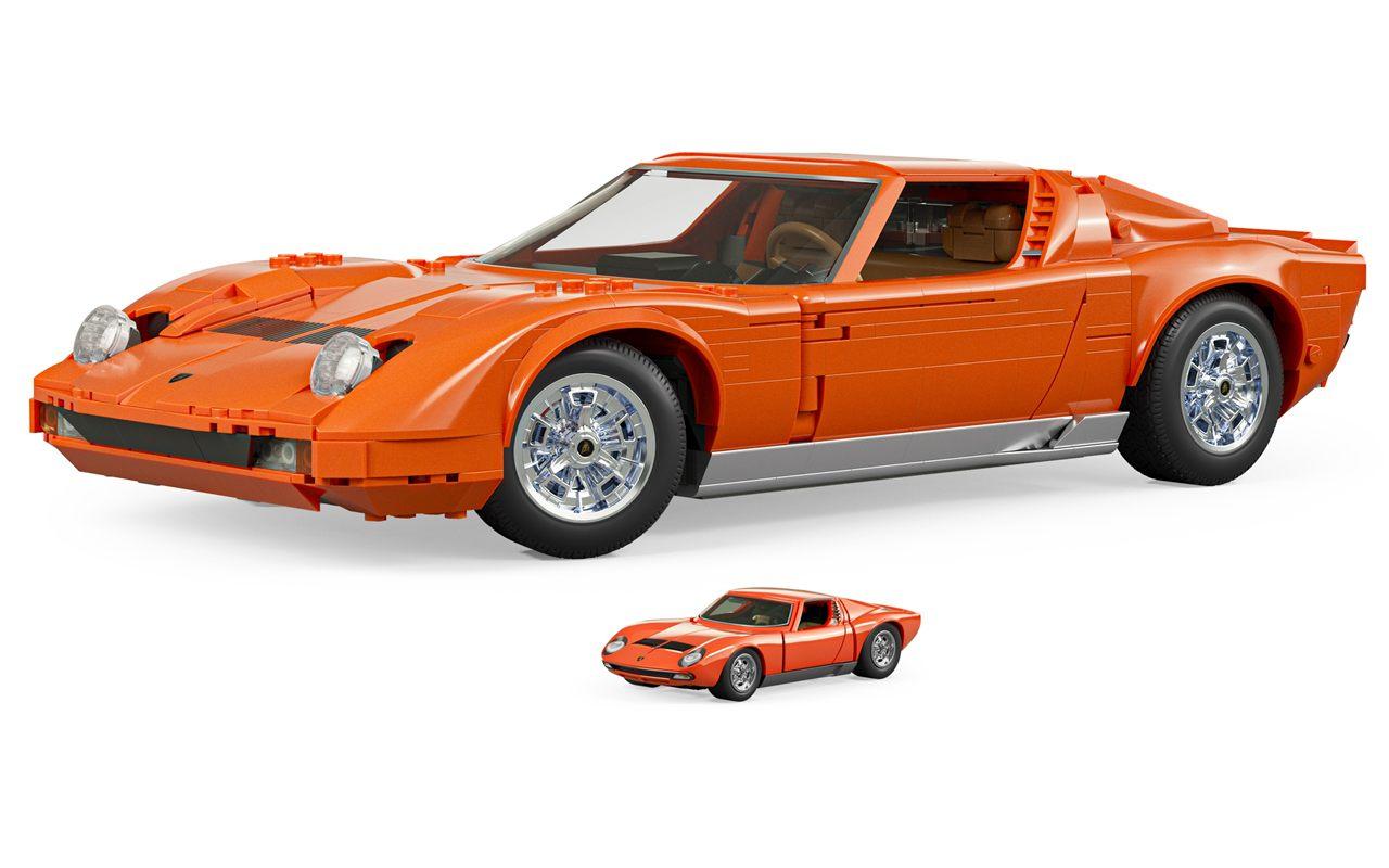 Le coffret Mattel Brick Shop Lamborghini Miura P400 SV monté, avec sa miniature orange