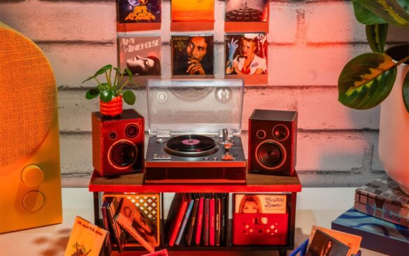 Une platine de collectionneur en modèle réduit, des mini-vinyles qui jouent de vrais tubes : chez vous, parents et enfants risquent de se disputer Miniverse Real Music !