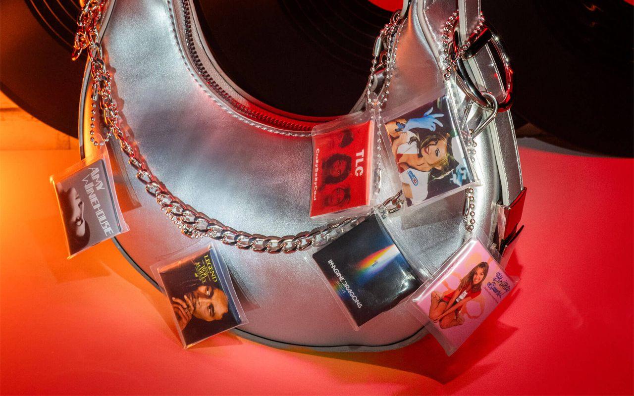 Porte-clés mini-vinyles Miniverse Real Music accrochés à un sac argenté
