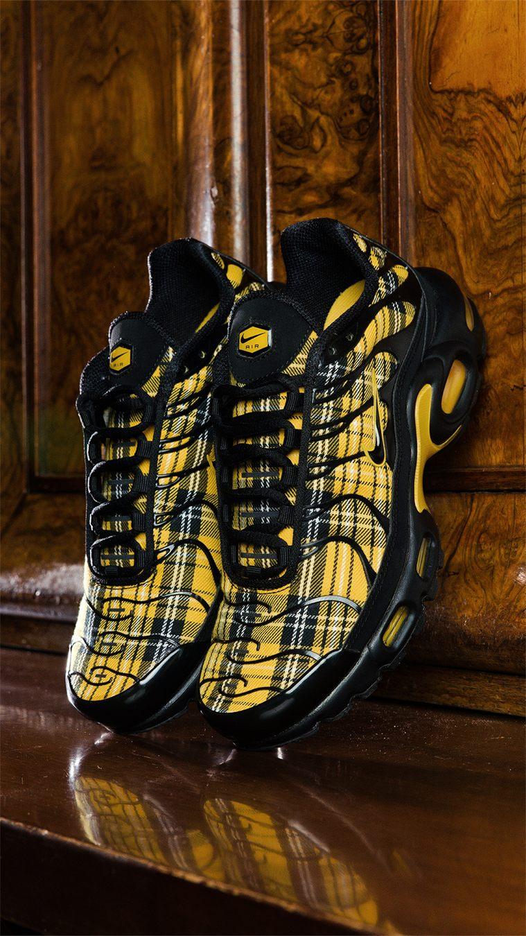 Motif tartan jaune et noir de la Nike TN Tartan, écusson Nike Air sur la languette
