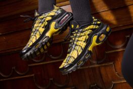 Chaussez la Nike TN Tartan d&rsquo;ANNA, et ce sont vos pieds habillés d&rsquo;un jaune frappant que tout le monde regardera en premier