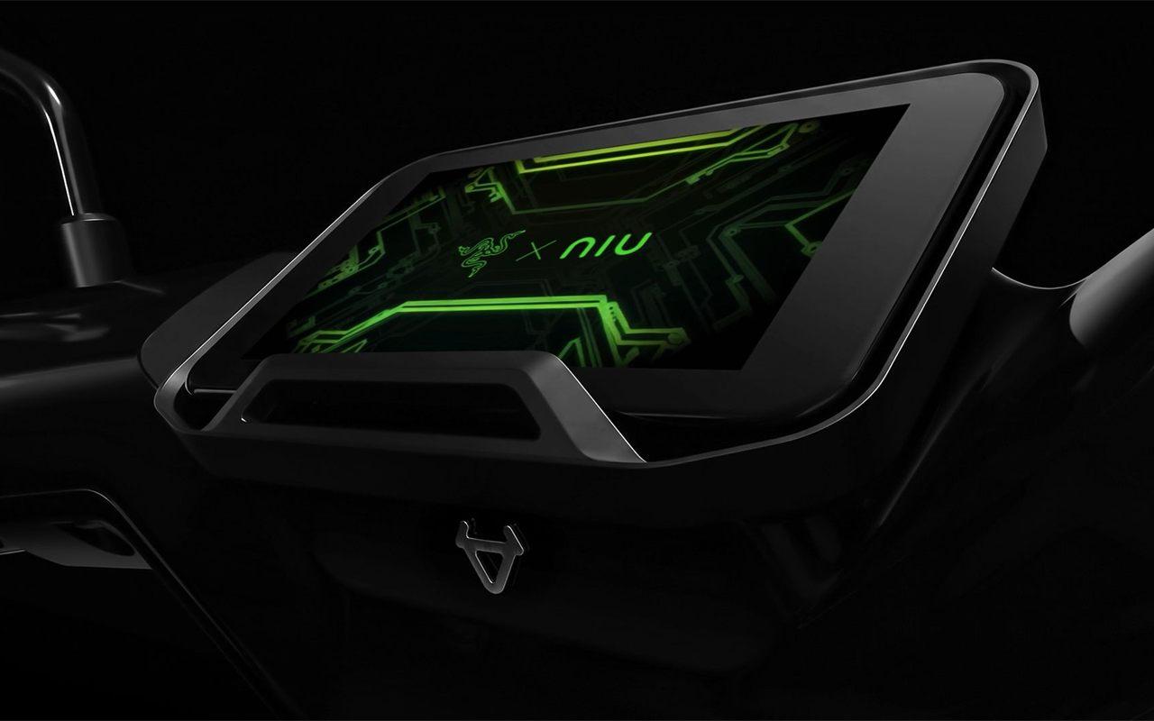 Écran TFT de 5 pouces du NIU FQiX x Razer affichant les logos des deux marques