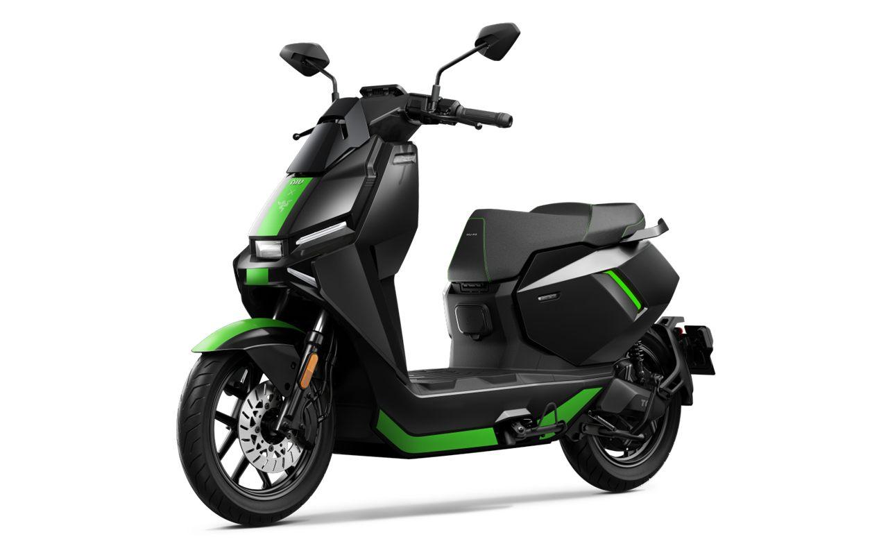 Le scooter électrique NIU FQiX x Razer de trois quarts, carrosserie noire et vert Razer