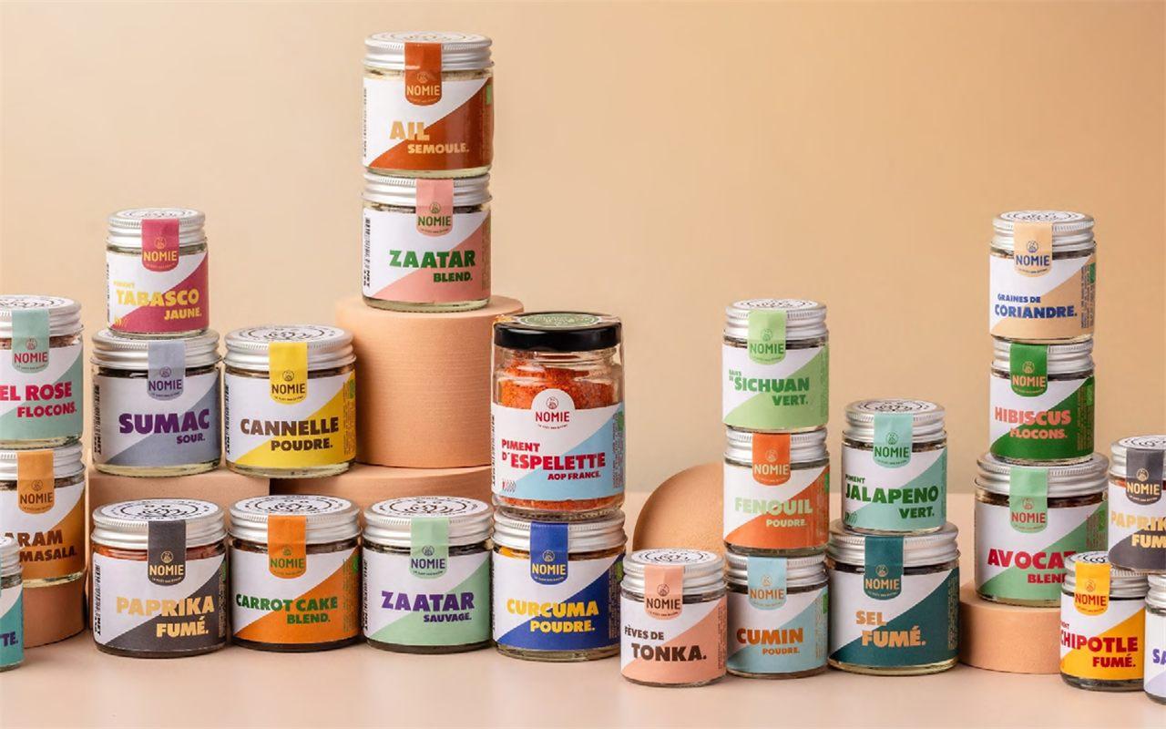 Du piment fumé, de la mangue, du sésame torréfié : avec Nomie, maison d&rsquo;épices parisienne, ouvrir le placard suffit à ouvrir l&rsquo;appétit.