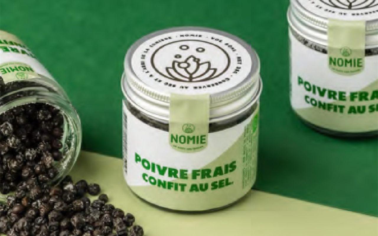 Pots de poivre frais confit au sel Nomie et grains de poivre noir renversés