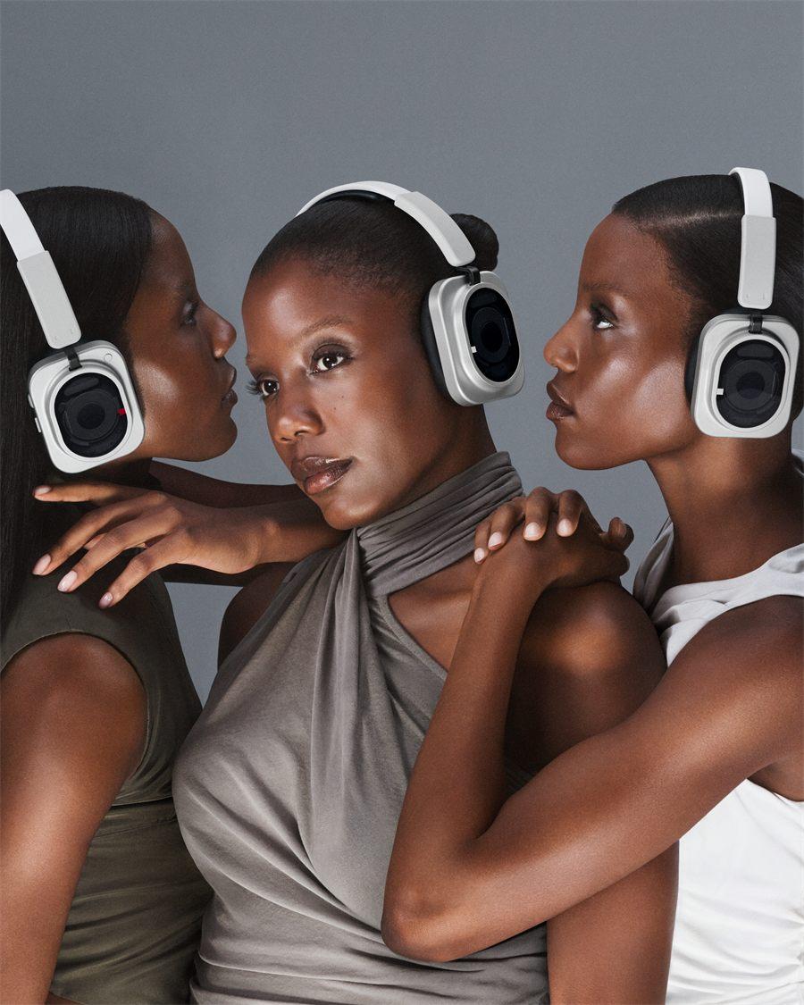 Trois femmes portent le casque Nothing Headphone (1) Pro en blanc