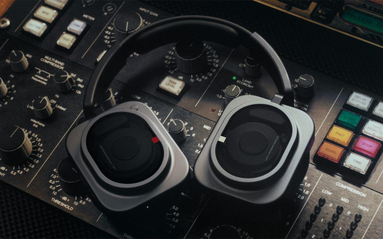 Le casque sans fil Nothing Headphone (1) Pro posé sur une console de mixage