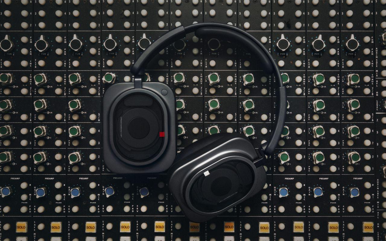 Le Nothing Headphone (1) Pro noir posé sur les réglages d'une console de studio